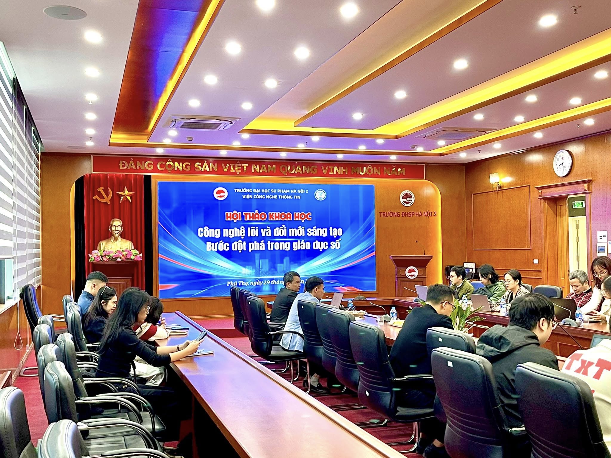 Nhóm nghiên cứu với những trình bày Tại Hội thảo khoa học Trường ĐHSP Hà Nội 2